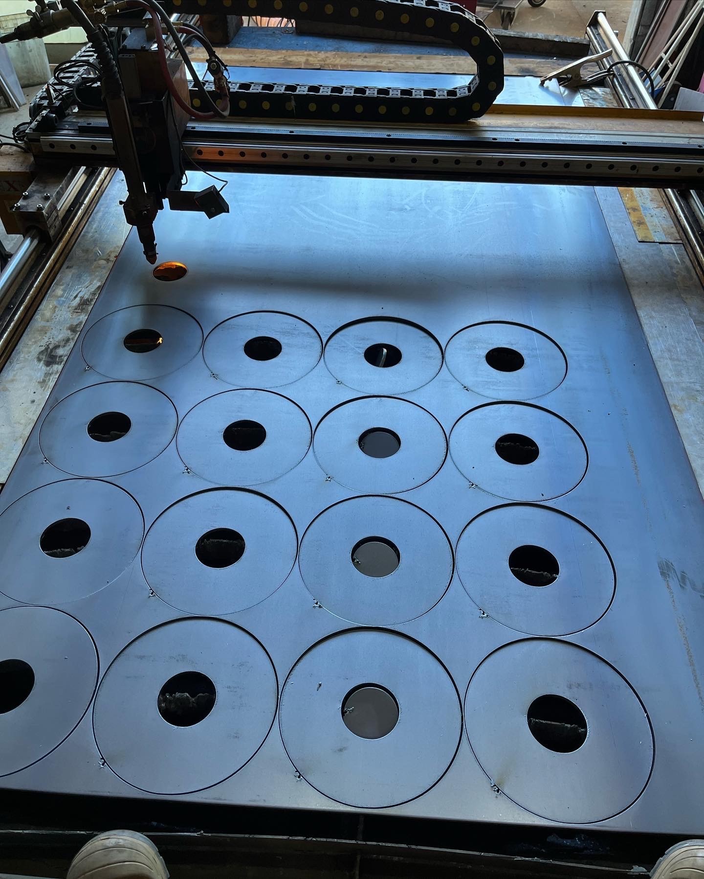 Plasma cutting machine